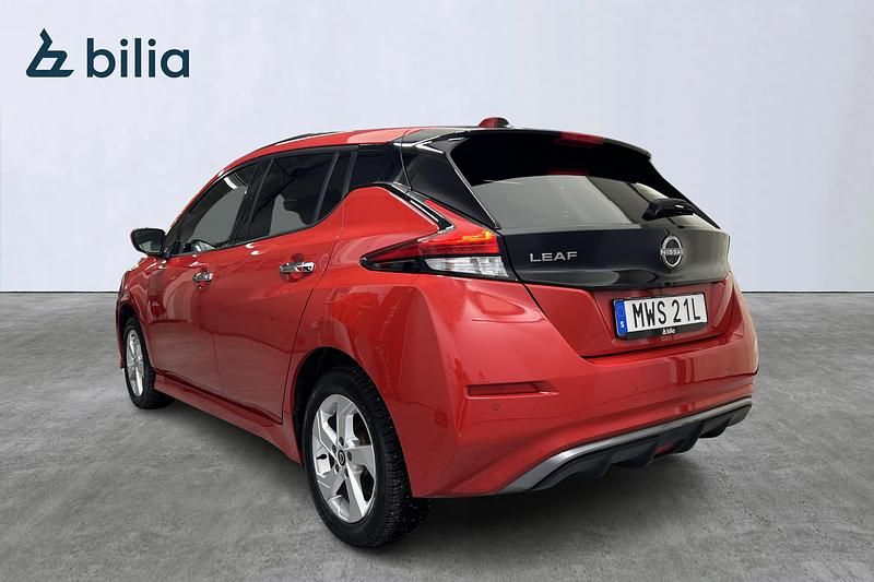 Begagnad Nissan Leaf N-Connecta 161 kW (219 HK) 2023 Röd Halvkombi