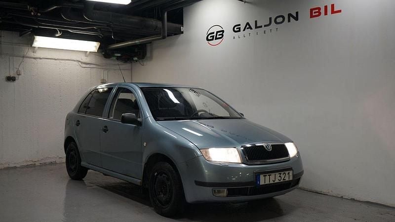 Mörkgrå (grå) Begagnad 2003 Skoda Fabia Halvkombi | 19 900 kr (Marknadspris) - Bild 1/4