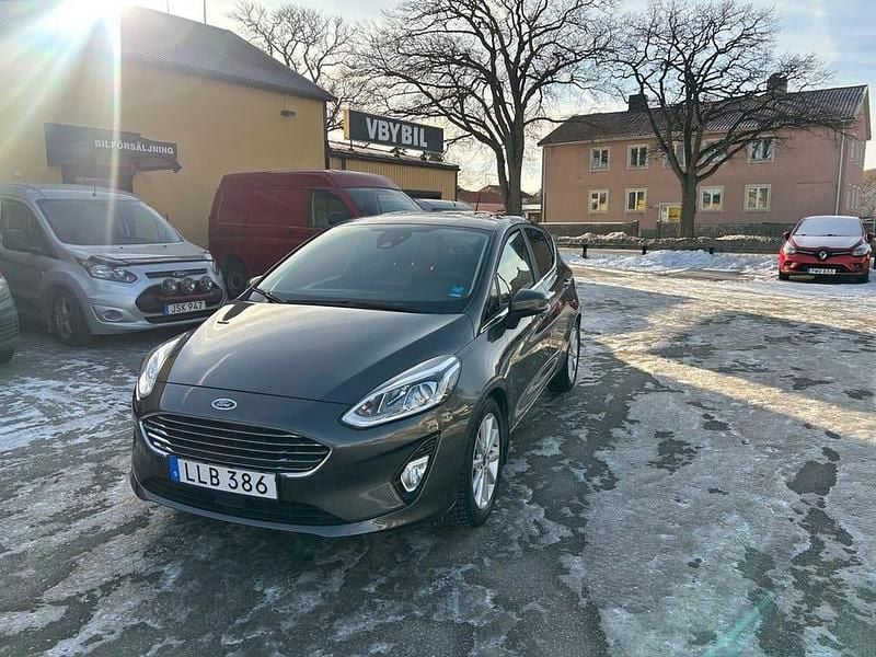 Begagnad Ford Fiesta Titanium 101 HK (74 kW) 2018 Gråmet Halvkombi