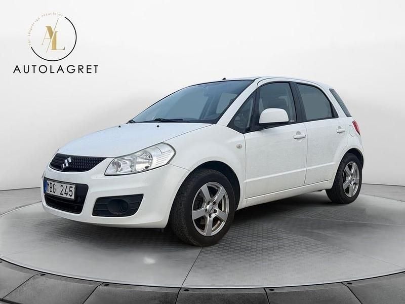Vit Begagnad 2011 Suzuki SX4 Halvkombi | 39 900 kr (Marknadspris) - Bild 1/4