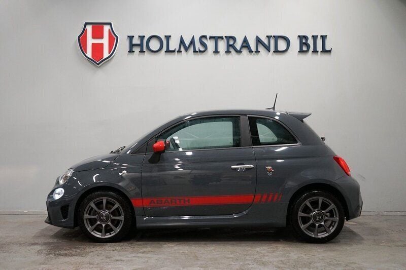 Grå Begagnad 2021 Abarth 595 Halvkombi | 219 900 kr (Lite dyr) - Bild 1/4
