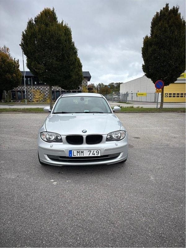 Grå Begagnad 2010 BMW 118 Advantage Halvkombi | 58 000 kr (Bra pris) - Bild 1/4
