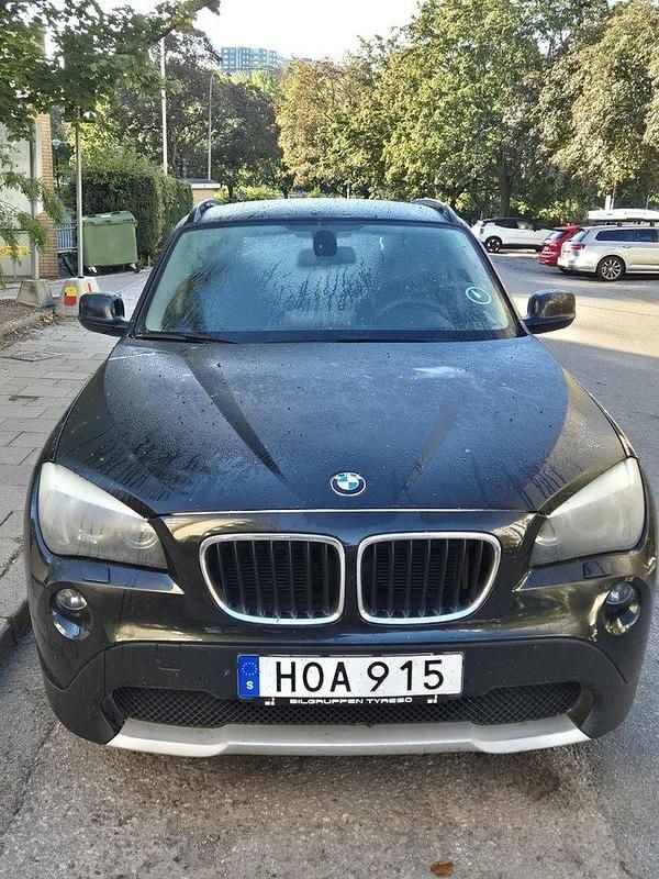 Svart Begagnad 2012 BMW X1 SUV | 79 000 kr (Superpris) - Bild 1/4