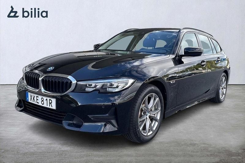 Svart Begagnad 2022 BMW 330e Sport Line Kombi | 314 900 kr (Superpris) - Bild 1/3