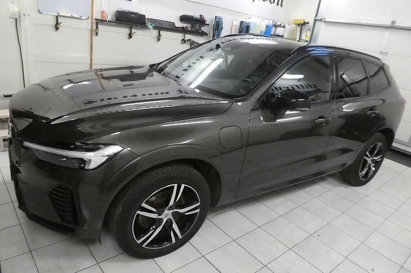 Mörkgrå (gråmet.) Begagnad 2022 Volvo XC60 R-Design SUV | 448 000 kr (Marknadspris) - Bild 1/4