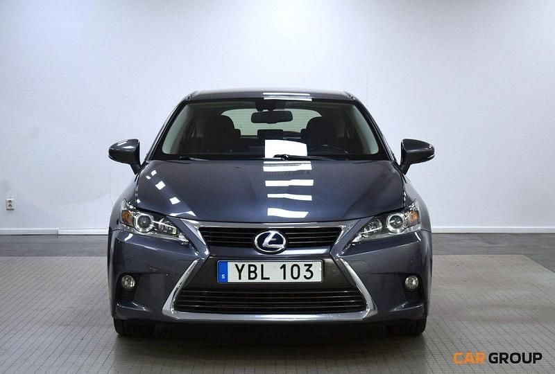 Grå Begagnad 2016 Lexus CT200h Halvkombi | 169 900 kr (Marknadspris) - Bild 1/4