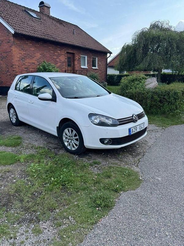Vit Begagnad 2011 VW Golf Halvkombi | 47 000 kr (Marknadspris) - Bild 1/4