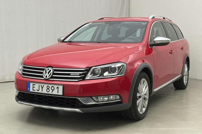 Röd Begagnad 2015 VW Passat Sedan | 131 000 kr (Bra pris) - Bild 1/4