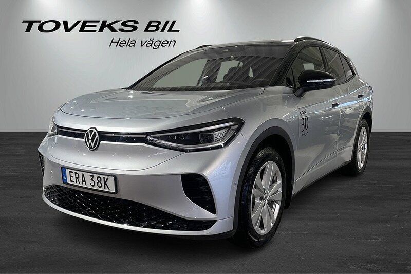Silver (scale silver metallic b) Begagnad 2023 VW ID.4 GTX SUV | 549 900 kr - Bild 1/4