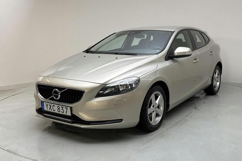 Ljusbrun Begagnad 2018 Volvo V40 Business Edition Kombi | 134 800 kr (Marknadspris) - Bild 1/4
