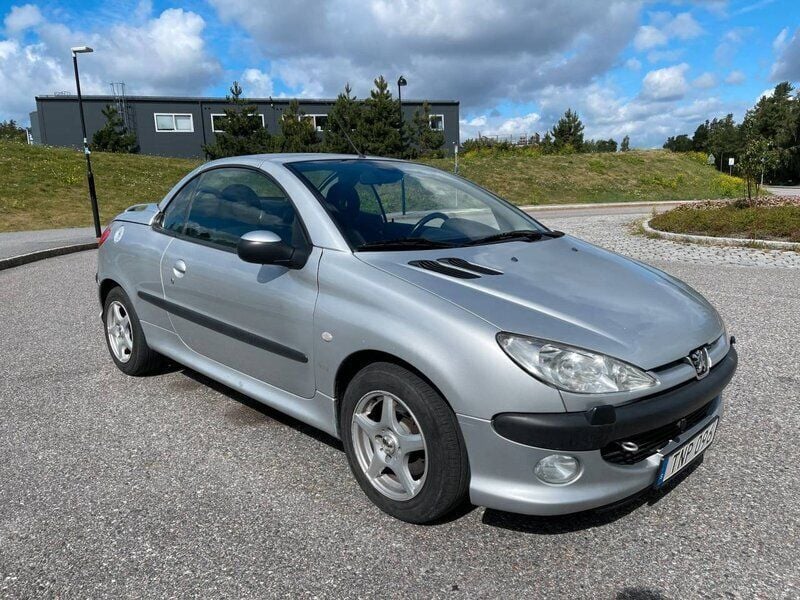 Ljusgrå Begagnad 2002 Peugeot 206 CC Cab | 29 500 kr (Lite dyr) - Bild 1/4
