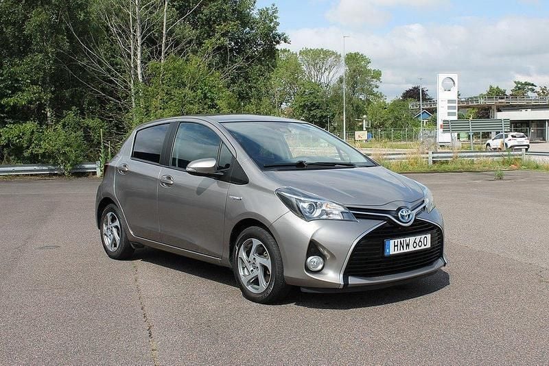 Brun Begagnad 2015 Toyota Yaris Hybrid Active Halvkombi | 145 800 kr (Marknadspris) - Bild 1/4