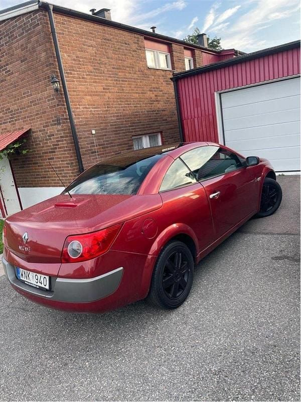 Röd Begagnad 2005 Renault Mégane Cabriolet Cab | 38 000 kr (Marknadspris) - Bild 1/4
