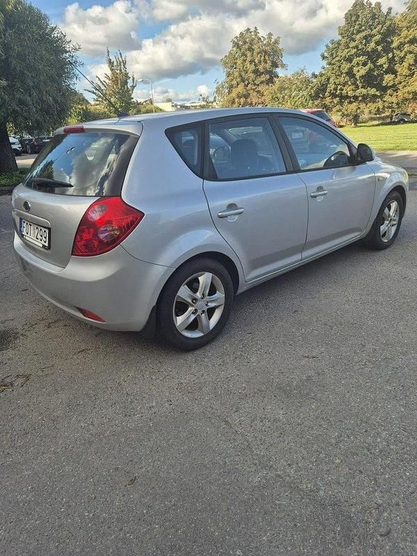 Silver Begagnad 2007 Kia Ceed 4 Halvkombi | 37 000 kr (Bra pris) - Bild 1/4