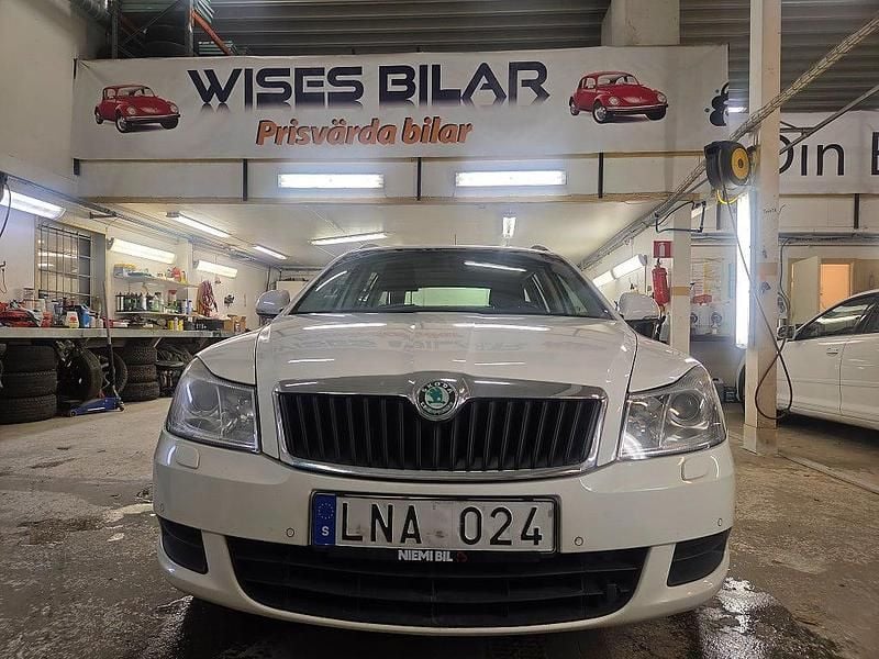 Vit Begagnad 2010 Skoda Octavia Kombi | 39 900 kr (Marknadspris) - Bild 1/4