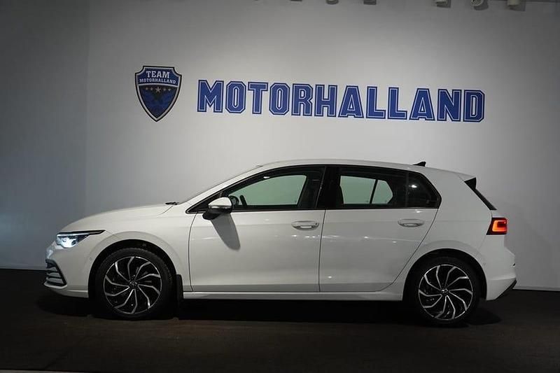Vit Begagnad 2024 VW Golf VIII Halvkombi | 299 899 kr (Lite dyr) - Bild 1/4