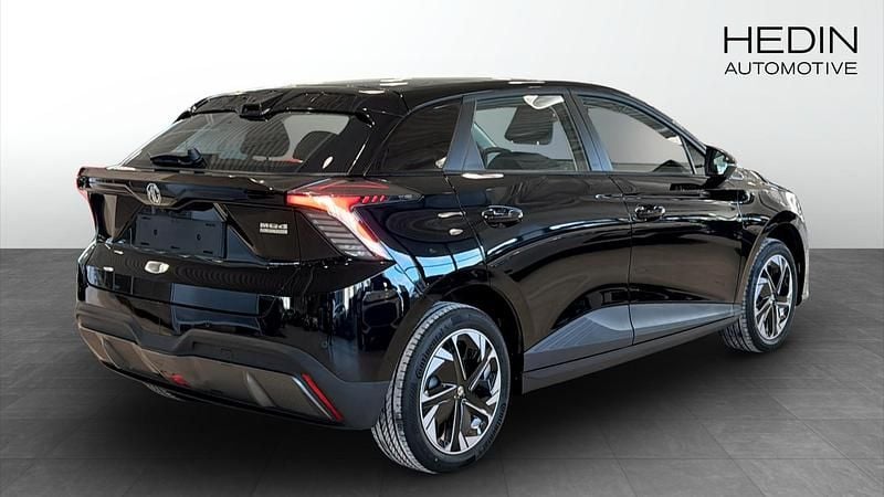 Begagnad MG MG4 EV 125 kW (170 HK) 2024 Svart Halvkombi