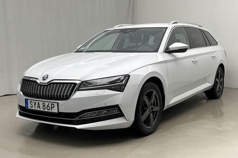 Vit Begagnad 2022 Skoda Superb Business Line Kombi | 270 000 kr (Superpris) - Bild 1/4