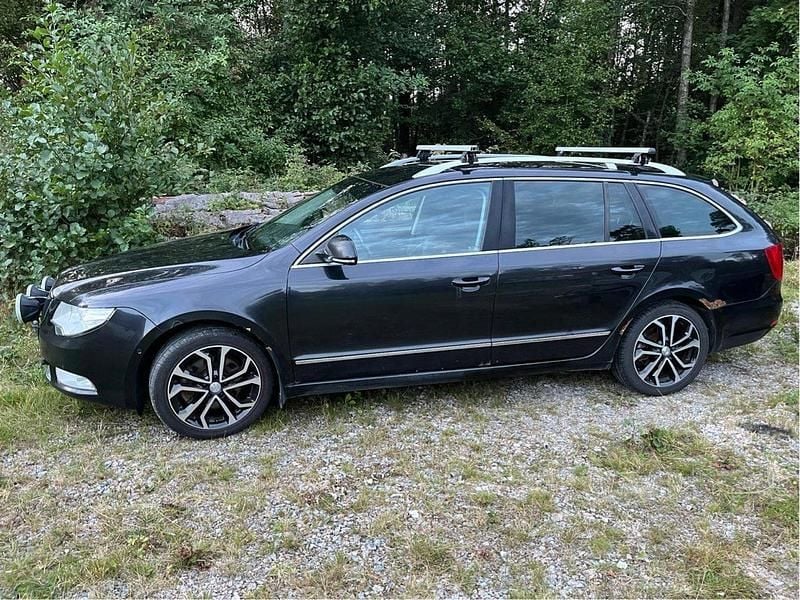 Svart Begagnad 2011 Skoda Superb Elegance Kombi | 27 000 kr - Bild 1/4