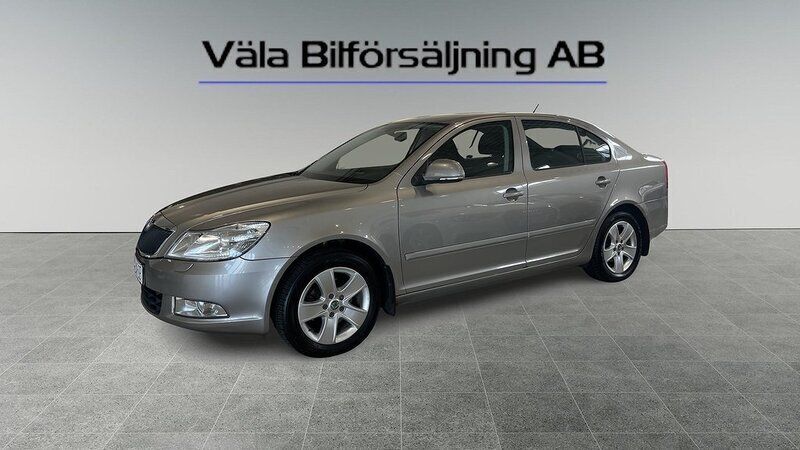 Ljusbrun Begagnad 2011 Skoda Octavia Elegance Halvkombi | 69 900 kr (Marknadspris) - Bild 1/4