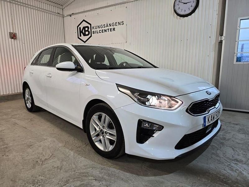 Vit Begagnad 2021 Kia Ceed Halvkombi | 143 000 kr (Superpris) - Bild 1/4