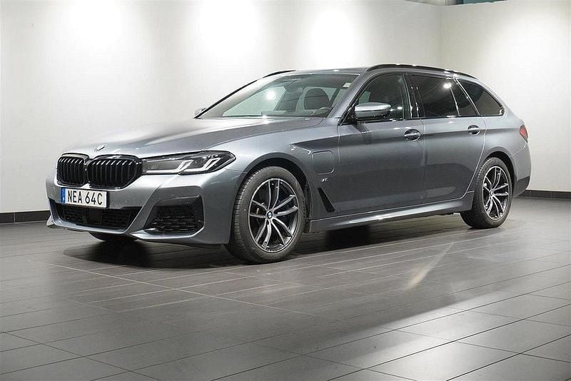 Blå Begagnad 2021 BMW 530e M Sport Kombi | 409 900 kr (Lite dyr) - Bild 1/2