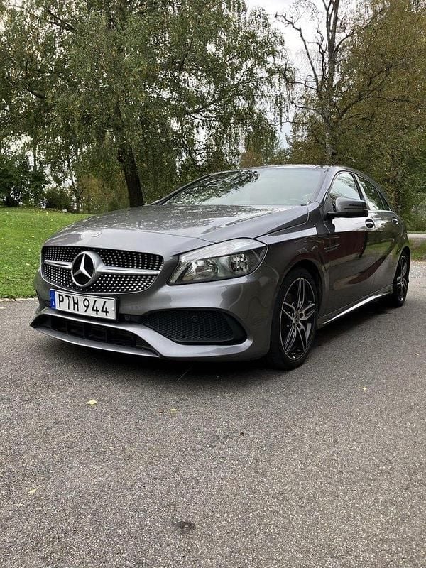 Grå Begagnad 2018 Mercedes A180 AMG Halvkombi | 170 000 kr (Marknadspris) - Bild 1/4