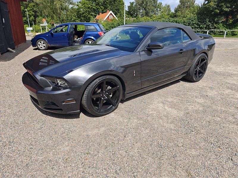Grå Begagnad 2013 Ford Mustang Cab | 190 000 kr (Lite dyr) - Bild 1/4