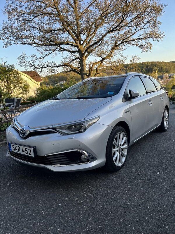 Silver Begagnad 2016 Toyota Auris Touring Sports Executive Kombi | 164 500 kr (Marknadspris) - Bild 1/4