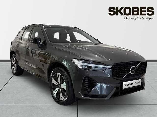 Grå Begagnad 2025 Volvo XC60 Plus SUV | 569 600 kr (Marknadspris) - Bild 1/3