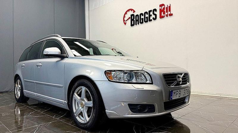 Ljusgrå Begagnad 2011 Volvo V50 Momentum Kombi | 49 900 kr (Marknadspris) - Bild 1/4