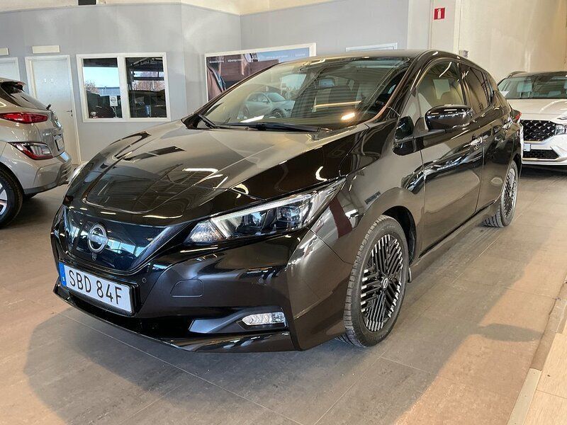 Svart Begagnad 2022 Nissan Leaf N-Connecta Halvkombi | 298 000 kr (Dyr) - Bild 1/4