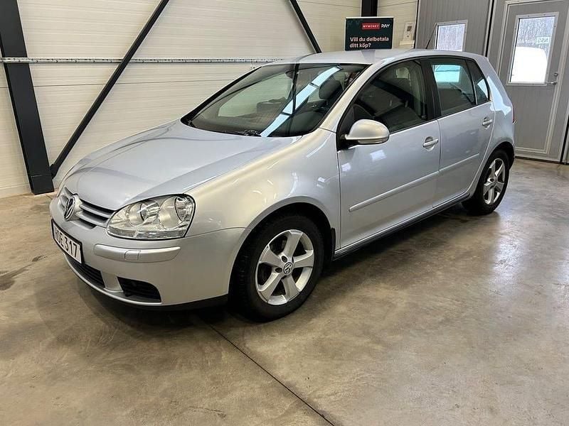 Begagnad VW Golf VI Trendline 102 HK (75 kW) 2009 Silver Halvkombi