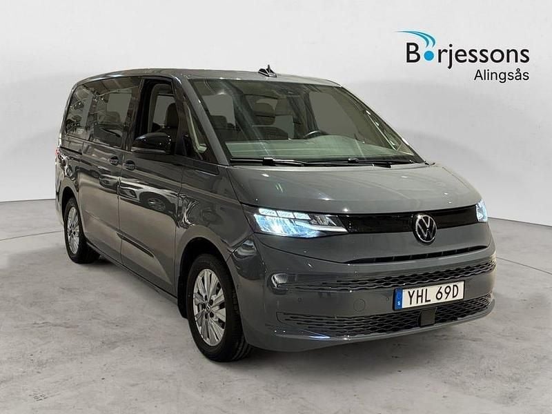 Grå Begagnad 2023 VW Multivan Van | 539 900 kr (Marknadspris) - Bild 1/4