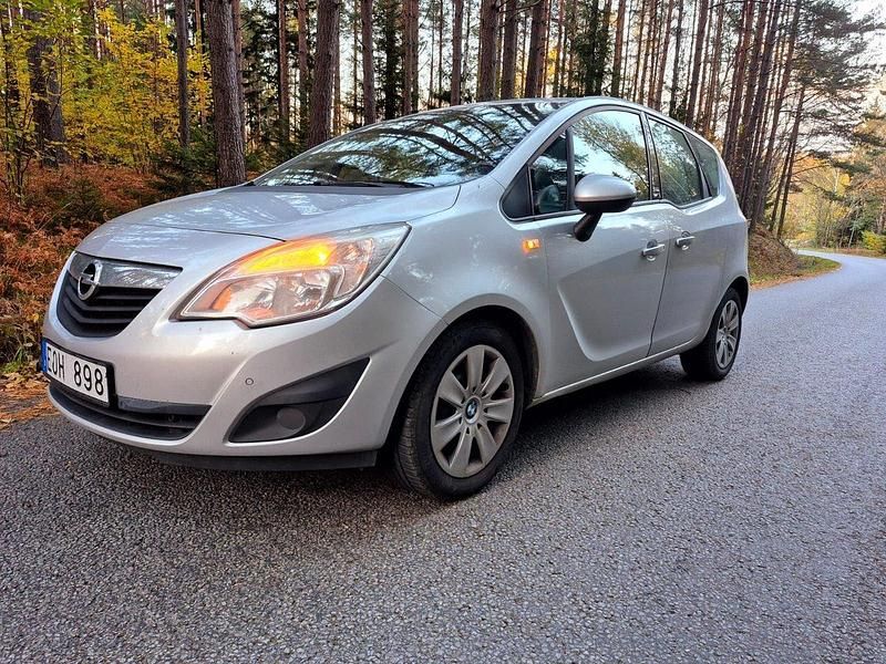 Grå Begagnad 2013 Opel Meriva Enjoy Minibuss | 69 900 kr (Marknadspris) - Bild 1/4