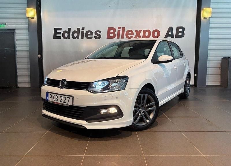 Vit Begagnad 2017 VW Polo R-line Halvkombi | 129 900 kr (Marknadspris) - Bild 1/4
