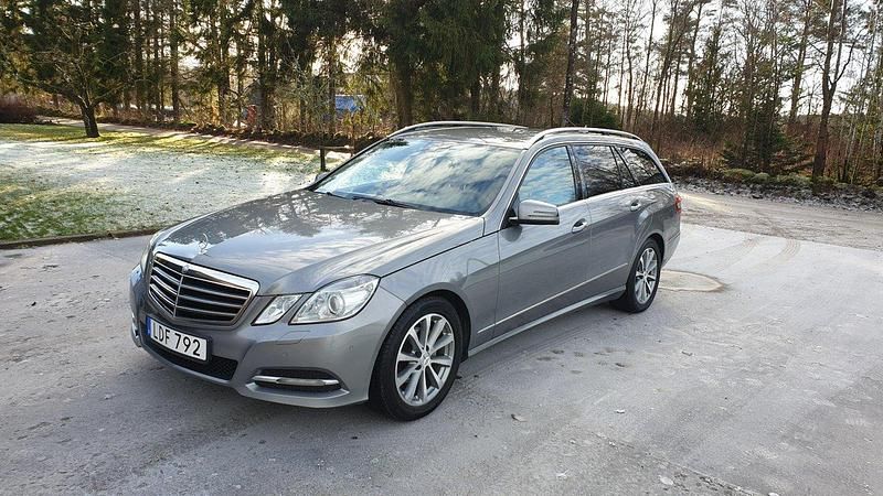 Silver Begagnad 2011 Mercedes E220 Avantgarde Kombi | 98 000 kr (Lite dyr) - Bild 1/4