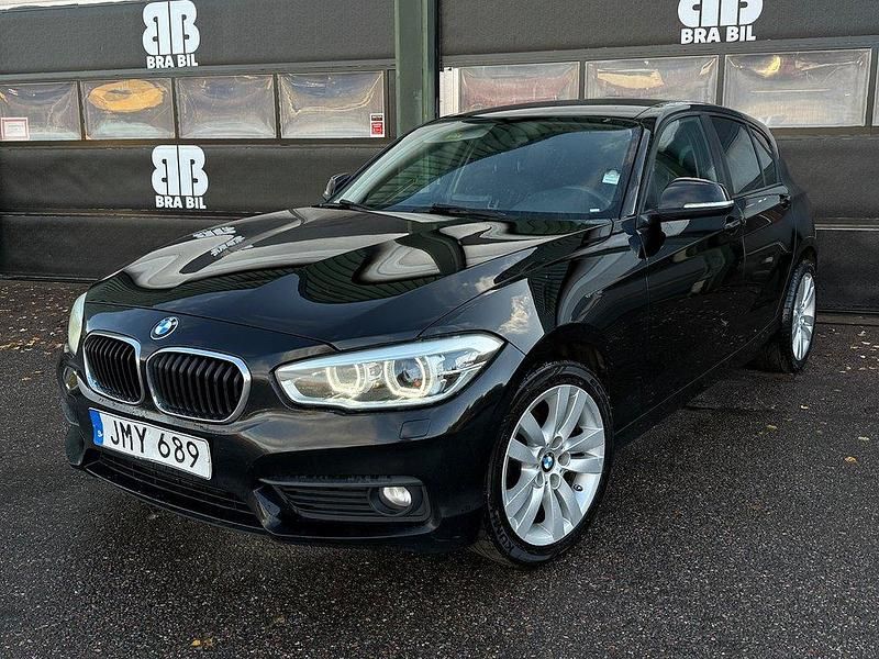 Svart Begagnad 2016 BMW 118 Advantage Halvkombi | 99 900 kr (Marknadspris) - Bild 1/4
