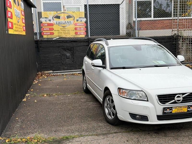 Begagnad Volvo V50 Momentum 116 HK (85 kW) 2011 Vit Kombi