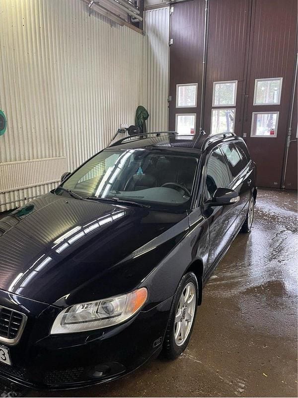 Svart Begagnad 2008 Volvo V70 Momentum Kombi | 25 000 kr (Superpris) - Bild 1/4
