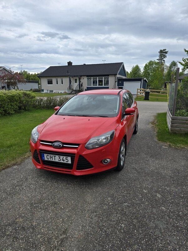 Röd Begagnad 2014 Ford Focus Titanium Kombi | 49 000 kr (Superpris) - Bild 1/4