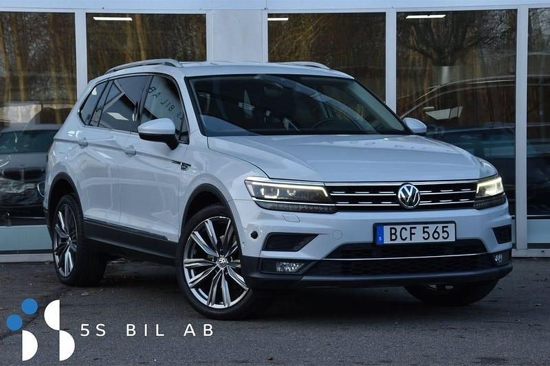 Ljusgrå Begagnad 2017 VW Tiguan Allspace SUV | 254 900 kr (Marknadspris) - Bild 1/4