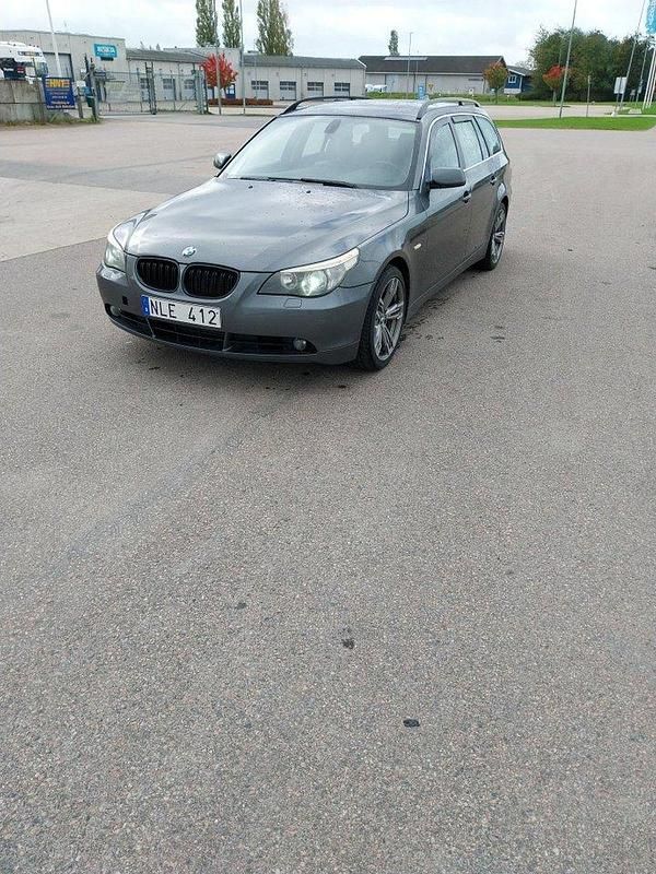 Grå Begagnad 2007 BMW 525 Kombi | 55 000 kr (Marknadspris) - Bild 1/4