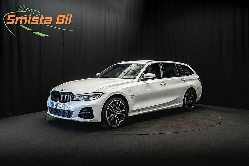 Vit Begagnad 2022 BMW 330e M Sport Kombi | 319 400 kr (Marknadspris) - Bild 1/4