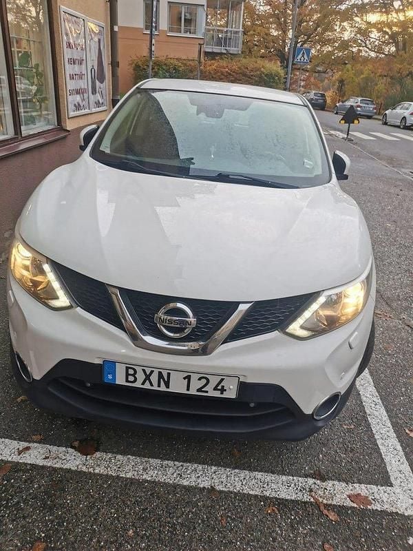 Vit Begagnad 2014 Nissan Qashqai SUV | 105 000 kr (Marknadspris) - Bild 1/4