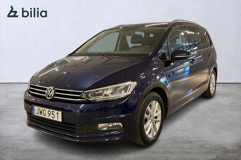 Mörkblå Begagnad 2015 VW Touran Minibuss | 189 900 kr (Marknadspris) - Bild 1/4