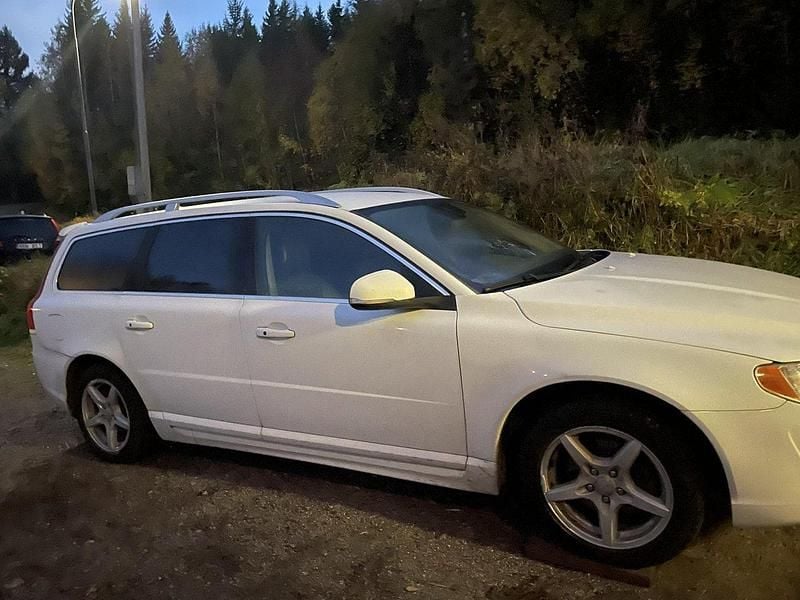 Vit Begagnad 2014 Volvo V70 Summum Kombi | 60 000 kr (Marknadspris) - Bild 1/4