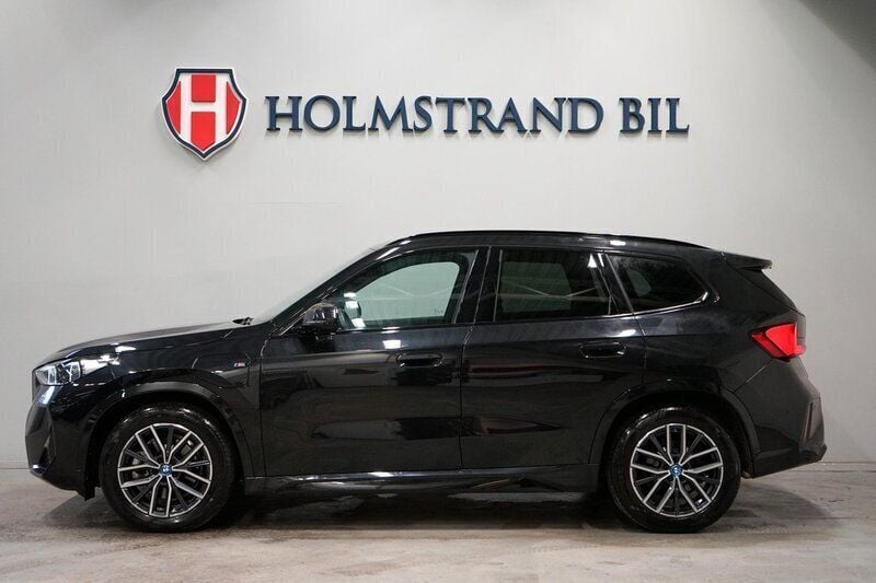 Svart Begagnad 2023 BMW X1 M Sport SUV | 504 900 kr (Bra pris) - Bild 1/4