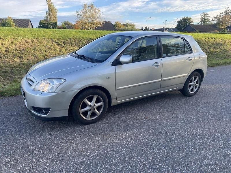 Silver Begagnad 2006 Toyota Corolla Halvkombi | 39 900 kr (Bra pris) - Bild 1/2