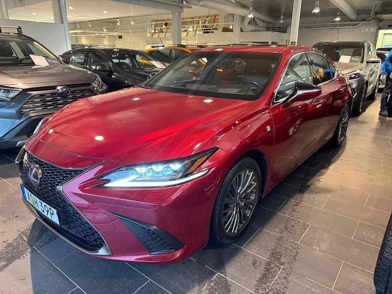 Röd Begagnad 2021 Lexus ES300H Sport Line Sedan | 349 000 kr (Superpris) - Bild 1/4